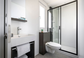 Moderne badkamer met inloopdouche, hangtoilet en wastafel in Premium Holiday Home, Kroatië.