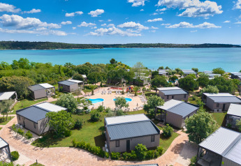 Case Premium Holiday Home ad Aminess Planet Camping Sirena, Croazia, vista mare e piscina.