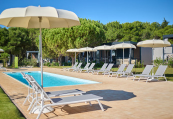 Udendørs poolområde med liggestole og parasoller ved Premium Holiday Home i Aminess Planet Camping Sirena, Kroatien.