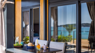 Eettafel buiten op het terras van Luxury Holiday Home met zeezicht en een moderne inrichting.