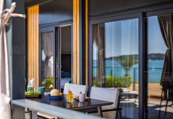 Tavolo da pranzo all'aperto sulla terrazza della Luxury Holiday Home con vista mare e stile moderno.