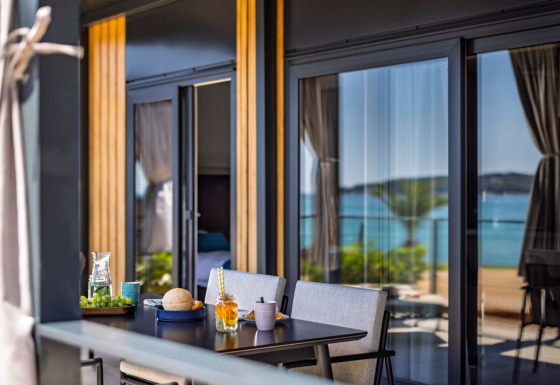 Buiteneettafel op het terras van Luxury Holiday Home met uitzicht op zee en een modern design.
