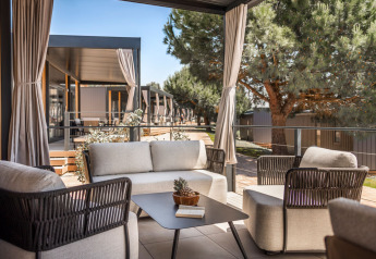 Zona relax esterna moderna presso Luxury Holiday Home ad Aminess Planet Camping Sirena, Croazia, con divani comodi.