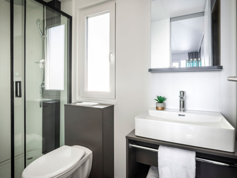 Moderne badkamer in Luxury Holiday Home bij Aminess Planet Camping Sirena, Kroatië, met douche, toilet en wastafel.