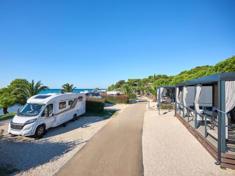 Uitzicht vanaf Luxury Holiday Home bij Aminess Planet Camping Sirena Kroatië met camper en zeezicht.