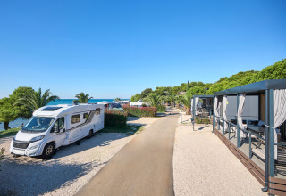 Uitzicht vanaf Luxury Holiday Home bij Aminess Planet Camping Sirena Kroatië met camper en zeezicht.