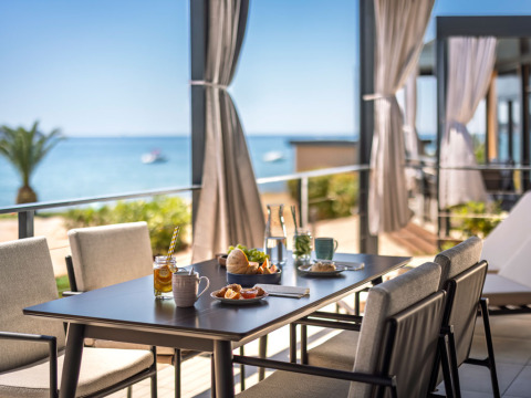 Buiten eethoek bij Luxury Holiday Home op Aminess Planet Camping Sirena in Kroatië met uitzicht op zee.