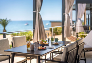 Buiten eethoek bij Luxury Holiday Home op Aminess Planet Camping Sirena in Kroatië met uitzicht op zee.
