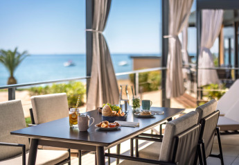Buiten eetruimte aan Luxury Holiday Home bij Aminess Planet Camping Sirena, Kroatië, met zeezicht.