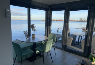 Coin repas du Houseboat « Havenlodge Plus » à Marina Uitgeest, Pays-Bas, avec vue sur le lac.