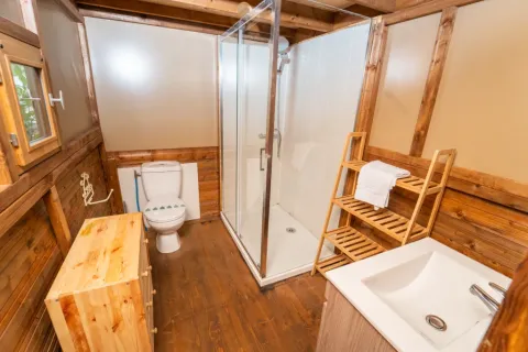 Badezimmer im Safari-Zelt «Air Dreamer» 3 im Chianti Glamping Resort in Italien mit Holzelementen.