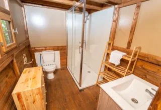Badezimmer im Safari-Zelt «Air Dreamer» 3 im Chianti Glamping Resort in Italien mit Holzelementen.