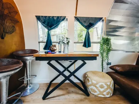 Interieur van het tiny house 'Airstream' met moderne meubels in Chianti Glamping Resort, Italië.