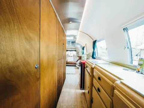 Interieur van de Airstream tiny house op Chianti Glamping Resort in Italië met houten afwerking.