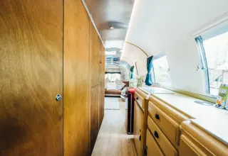 Interieur van de Airstream tiny house op Chianti Glamping Resort in Italië met houten afwerking.