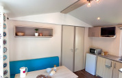 Lichte, moderne keuken en eethoek in Mobile Home Comfort op camping Demoiselles Plage in Frankrijk.