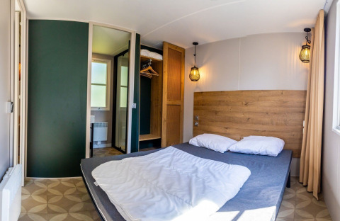 Comfortable bedroom in Lodge XL - comfort at Holiday Park Bergumermeer with double bed and modern décor.