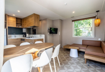 Moderne XL-Lodge im Holiday Park Bergumermeer, Niederlande, mit Essbereich, Küche und Wohnbereich.