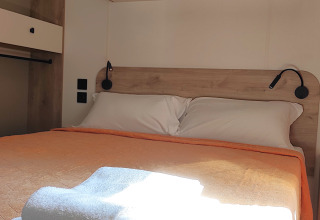 Soveværelse i Mobile home Riviera på Centro Vacanze San Marino, komfortabel seng og naturligt lys