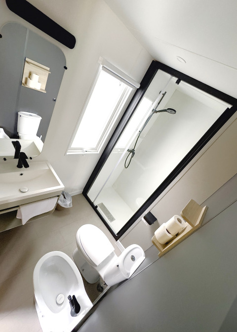 Modernes Badezimmer im Mobile Home Riviera mit Dusche, WC, Bidet und Waschbecken in San Marino.