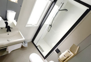 Baño moderno en la Mobile home Riviera de Centro Vacanze San Marino con ducha, inodoro y bidé.