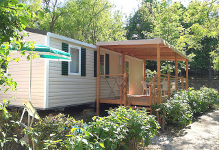 Mobil-home « Royal » au Centro Vacanze San Marino, terrasse en bois et verdure environnante.