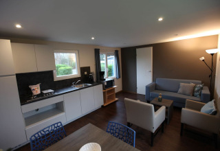 Gezellige living en keuken in Group Yard Chalets, De Scherpenhof, Nederland, modern en helder ingericht.