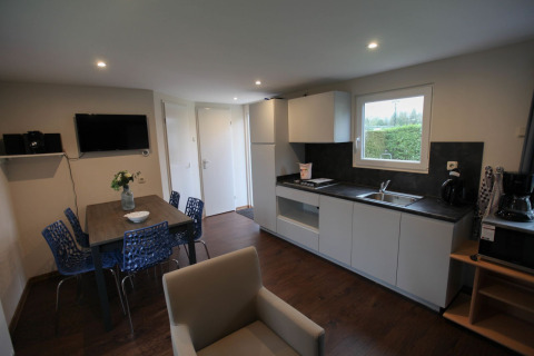 Moderne keuken en eetruimte in een lodge bij Group Yard Chalets, De Scherpenhof, Nederland, eigentijds ingericht.