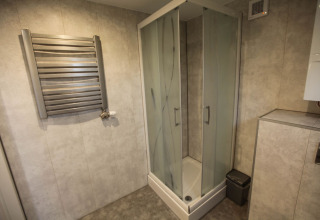 Moderne badeværelse med glasbrusekabine og håndklædetørrer i Group Yard Chalets, De Scherpenhof, NL