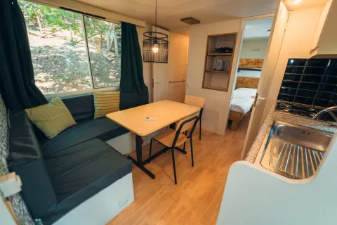 Photo de l'intérieur salon-cuisine d'un Cottage Classic au Chianti Glamping Resort en Italie.