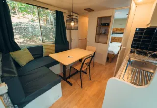 Photo de l'intérieur salon-cuisine d'un Cottage Classic au Chianti Glamping Resort en Italie.
