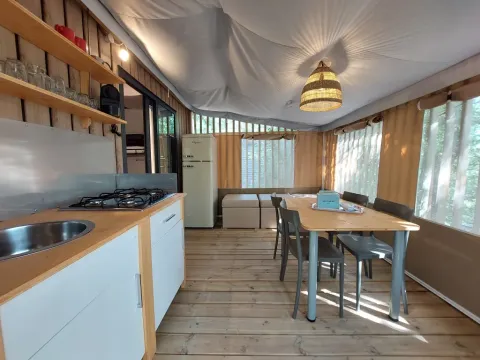 Interieur van een Cottage Clever lodge bij Chianti Glamping Resort in Italië met keuken en eettafel.
