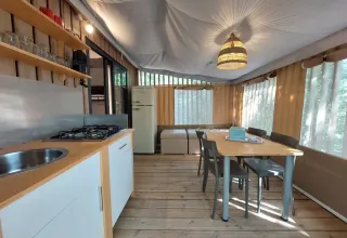 Interieur van een Cottage Clever lodge bij Chianti Glamping Resort in Italië met keuken en eettafel.