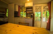 Innenaufnahme einer gemütlichen Küche in Cottage Spotty im Chianti Glamping Resort in Italien.