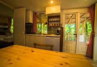 Vue intérieure d'une cuisine chaleureuse au Cottage Spotty du Chianti Glamping Resort en Italie.