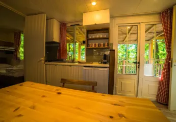Vista interior de una cocina acogedora en Cottage Spotty, Chianti Glamping Resort, Italia, con luz natural.