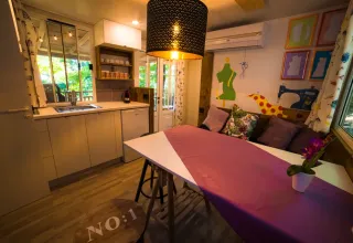 Interno accogliente di cucina e zona pranzo al Cottage Spotty nel Chianti Glamping Resort, Italia.