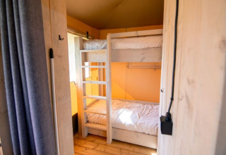 Gezellige kamer met houten stapelbedden bij De Lodge, Glamping de Bosweide in Nederland.
