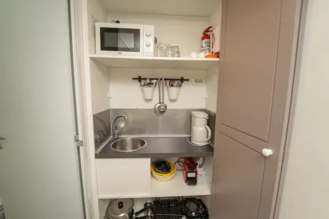 Kleine kitchenette met microgolfoven, spoelbak en waterkoker in de Cube Suite van Chianti Glamping Resort.
