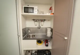 Kleine kitchenette met microgolfoven, spoelbak en waterkoker in de Cube Suite van Chianti Glamping Resort.