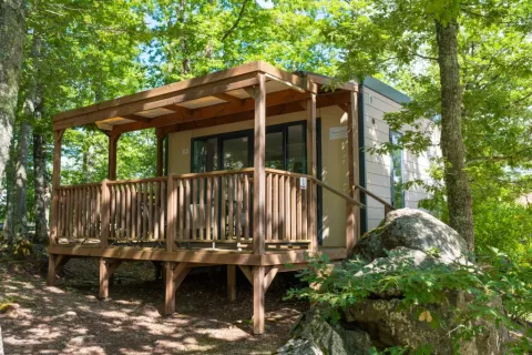 Cube Suite-lodge met houten terras in Chianti Glamping Resort Italië, omringd door groene natuur.