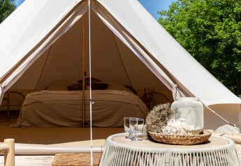 Innenaufnahme eines Bell-Zeltes bei Thuysgrond in den Niederlanden mit Bett und gemütlicher Einrichtung.