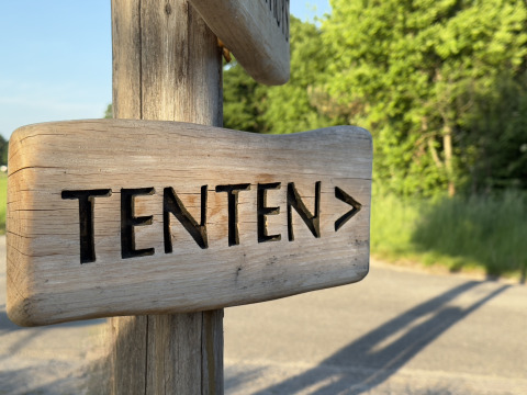 Hinweisschild aus Holz mit der Aufschrift 'TENTEN' bei Thuysgrond, Niederlande, zeigt zum Zeltplatz.