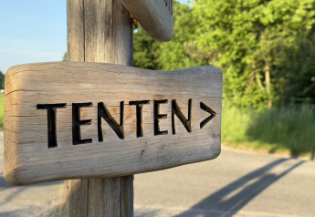 Hinweisschild aus Holz mit der Aufschrift 'TENTEN' bei Thuysgrond, Niederlande, zeigt zum Zeltplatz.