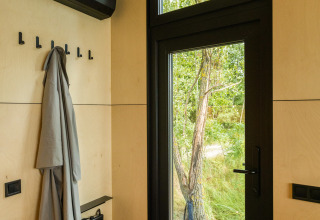 Ingresso moderno di tiny house con porta in vetro e vista natura, Holiday park Eigen Wijze, Paesi Bassi.