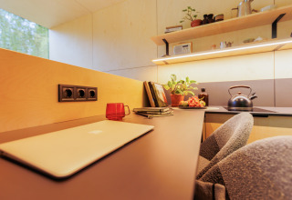 Zona lavoro e cucina moderna in una tiny house al Holiday park Eigen Wijze nei Paesi Bassi, accogliente.