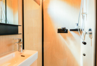 Salle de bain moderne dans une tiny house avec douche et lavabo, Holiday park Eigen Wijze, Pays-Bas.