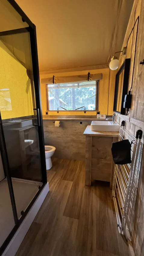 Salle de bain dans une tente safari de luxe à l'Outdoor Centre Hessenheem, Pays-Bas, avec équipements modernes.