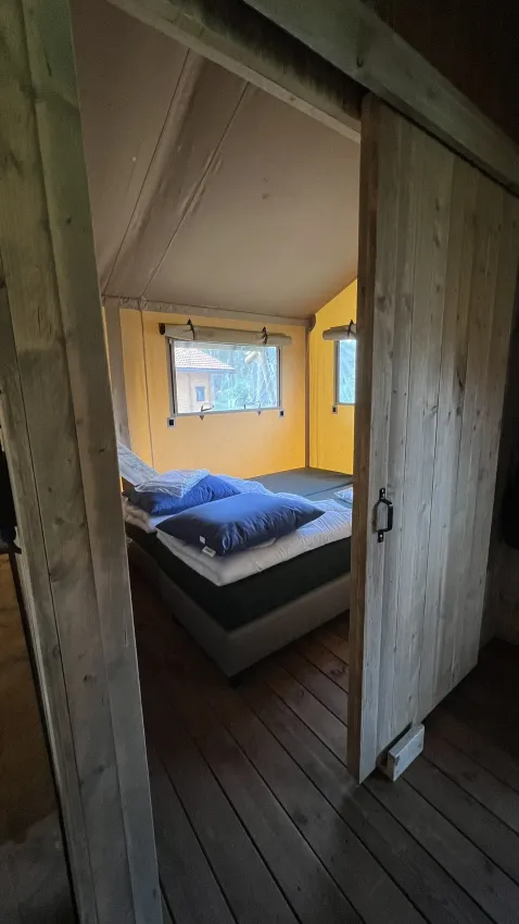 Innenansicht eines Schlafzimmers im luxuriösen Safarizelt im Outdoor Centre Hessenheem, Niederlande.