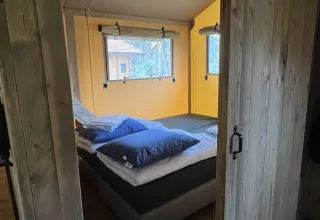 Innenansicht eines Schlafzimmers im luxuriösen Safarizelt im Outdoor Centre Hessenheem, Niederlande.